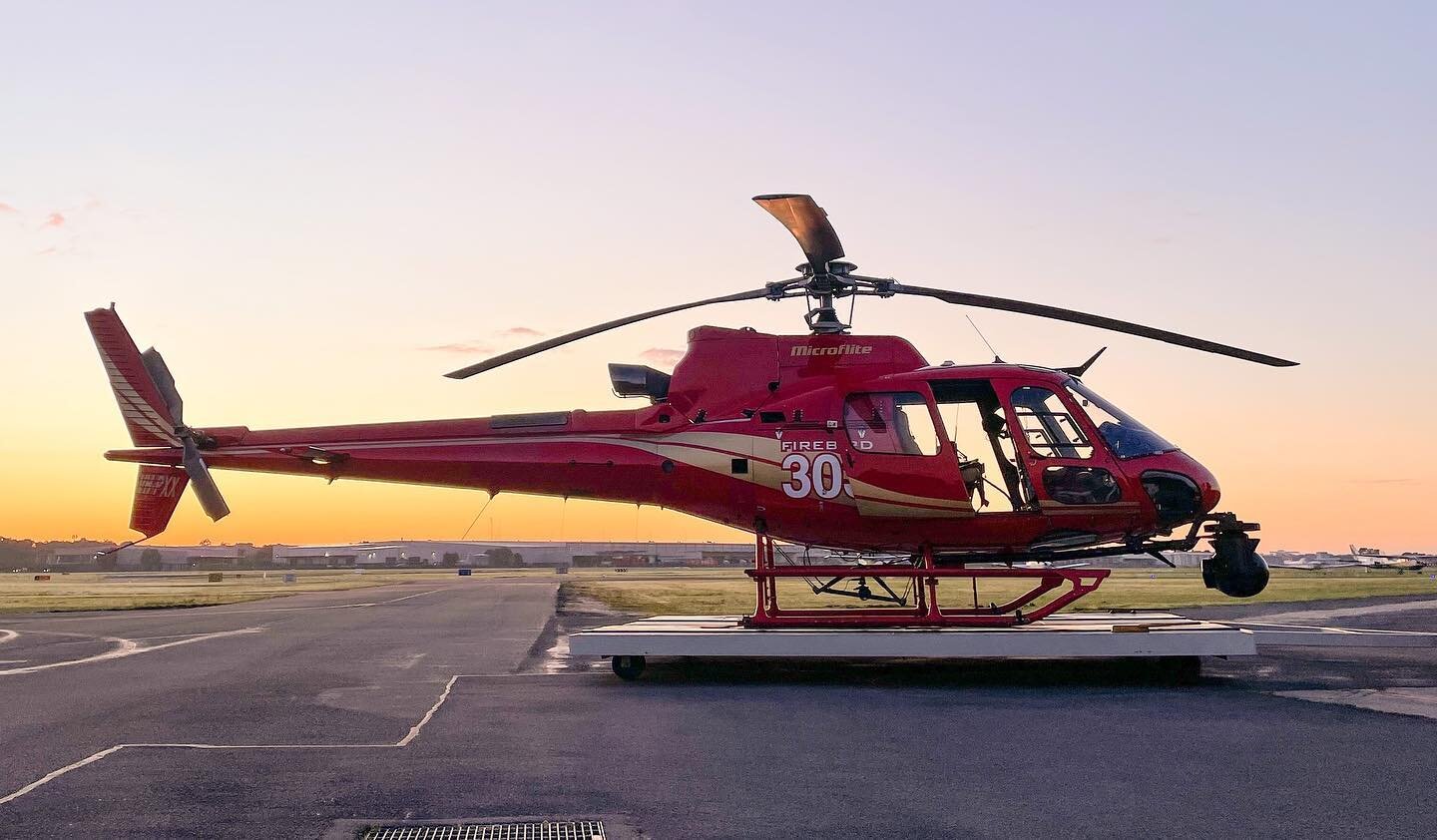 Getting after the first light goods. 🌞
.
.
#aerialfilming #gyrostabilized #settingthestandard #avgeek #as350b3 #ecureuil #airbus #setlife #sunrise #instagood #producer #production #behindthescenes #aerialcinematography #aerosexual #uber #sonyvenice 